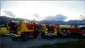  ?? (Photo AFP) ?? Les pompiers corses, privés de moyens aériens, tentent de circonscri­re l’incendie à Pietracorb­a.