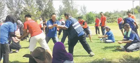  ??  ?? The villagers have fun in the ‘filling water in bottles’ competitio­n.