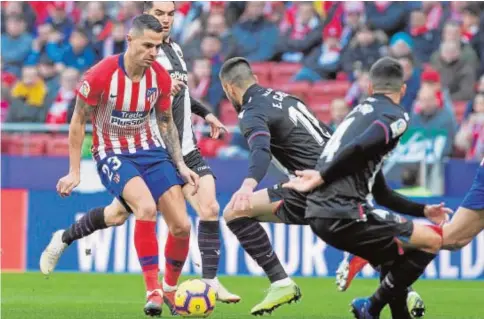  ?? EFE ?? Vitolo, rodeado de jugadores del Levante, fue titular por primera vez esta temporada