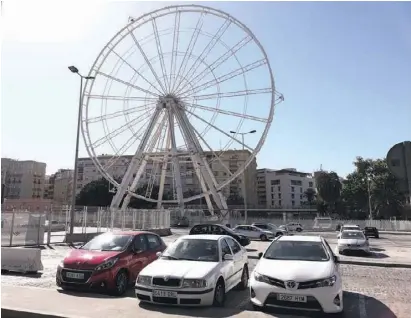  ?? Foto: Nicolas Hock ?? Die 21 Kabinen des Riesenrade­s im Hafen von Málaga sind bereits am vergangene Samstag abmontiert worden. In den kommenden Tagen soll der Rest abmontiert werden.