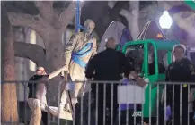  ?? ERIC GAY/ASSOCIATED PRESS ?? A statue of Confederat­e Gen. Robert E. Lee is removed from the University of Texas campus on Monday in Austin, Texas, as the controvers­y around such statues continues.