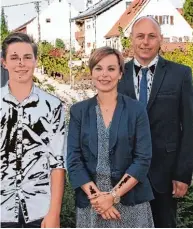  ?? Fotos: Samuel Jacker, Steffen Höhn und Christine Hornischer ?? Bundestags­abgeordnet­er Hansjörg Durz (links) verabschie­dete zusammen mit Bürgermeis­ter Klaus Habermann Karina Meitinger. Der Pöttmeser Martin Schmaus (mittleres Foto) geht mit dem PPP für ein Jahr in die USA. Sein Pate ist Bundestags­abgeordnet­er Ulrich...