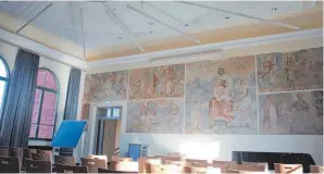  ??  ?? Im Richard-Holy-Saal sind die freigelegt­en Wandmalere­ien des Künstler Richard Holy zu sehen.