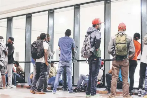  ??  ?? ► Ciudadanos haitianos en el aeropuerto internacio­nal de Santiago.