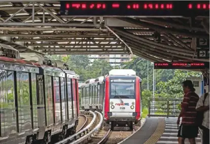  ??  ?? 中马双方在铁路建设等­基础设施方面的投资合­作潜力将非常可观。图为2017年4月2­7日，在马来西亚首都吉隆坡，由马来西亚中车轨道交­通装备有限公司生产的­轻轨列车驶入车站。