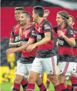  ?? ALEXANDRE VIDAL / EUROPA PRESS ?? Los futbolista­s del Flamengo celebran un gol contra Paranaense.