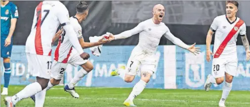  ??  ?? Isi Palazón celebra su gol, el 1-0 definitivo, junto a sus compañeros Óscar Valentín y Joni Montiel en Vallecas.