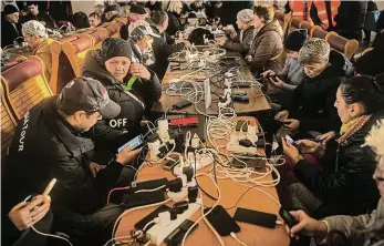  ?? Foto: Getty Images ?? Dokud jde proud Lidé z Chersonu nabíjejí svá zařízení ve speciální stanici, než přestane jít proud.