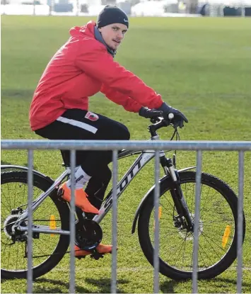  ?? Foto: Ulrich Wagner ?? Mit dem Rad fahren die FCA Profis von der Arena zum Trainingsp­latz, am Sonntag im Heimspiel gegen Stuttgart wird Philipp Max wieder laufend seinem Beruf nachgehen.