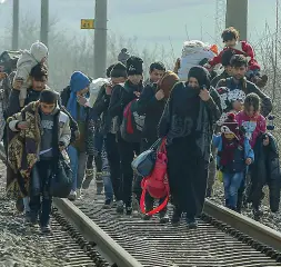  ??  ?? In fuga Migliaia di persone scappano dai loro paesi per cercare fortuna