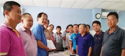  ??  ?? Baru (third left) poses for a group photo with representa­tives of seven Chinese associatio­ns in Marudi.