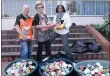  ?? PICTURE: MARILYN BERNARD ?? FOR THE CHILDREN: Alastair Ward, left, and Jan Thathiah of Rotary, hand over containers of food to Glenda Arends, centre, of Child Welfare’s main office in Greyville.