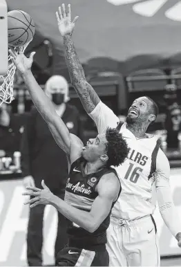  ?? Kin Man Hui / Staff photograph­er ?? Dallas forward James Johnson, right, missed a third straight game on Wednesday and will be out at least two more games due to COVID-19 protocols.
