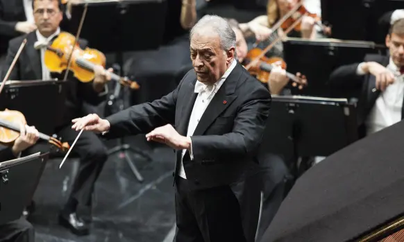  ??  ?? Il maestro Zubin Mehta insieme all’Orchestra del Maggio Musicale Fiorentino