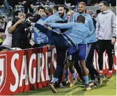  ?? FOTO: DPA ?? Tritt mit Folgen: Marseille-Spieler Patrice Evra attackiert einen Fan seiner Mannschaft vor dem Spiel in Guimaraes.