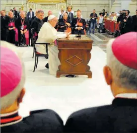  ?? REUTERS / GUGLIELMO MANGIAPANE ?? El Papa presideix una reunió de clergues de Palerm, aquesta setmana.