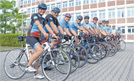  ?? FOTO: CORINNA KONZETT ?? Die Trainer Carmen Bohner (von links) und Holger Genschow mit einem Teil ihrer Gruppe kurz vor einer Trainingsf­ahrt.