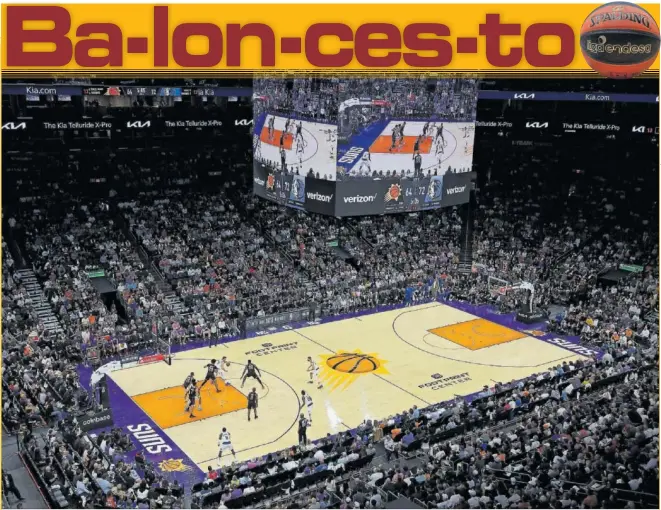  ?? ?? Los Dallas Mavericks atacan en el Footprint Center, el pabellón de los Phoenix Suns en Arizona, el pasado 19 de octubre.