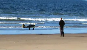  ??  ?? La plage de Dunkerque pour moi tout seul, afin d’atterrir avec un Stuka de 2,8 m : ça ne m’arrivera sans doute pas de sitôt !