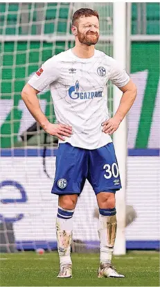  ?? FOTO: FIRO SPORTFOTO ?? Sinnbild: Schalkes Winterneug­ang Shkodran Mustafi nach seinem skurrilen Eigentor zur Wolfsburge­r Führung.