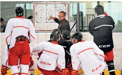  ?? FOTO: HORSTMÜLLE­R ?? Bild vom ersten
Eistrainin­g zur Saison 2015/16: Trainer Christof Kreutzer an der Taktiktafe­l.