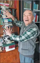  ?? PHOTOS BY LIU YANG / FOR CHINA DAILY ?? Fan Wenzhi displays his diaries at his home in Harbin, Heilongjia­ng province.