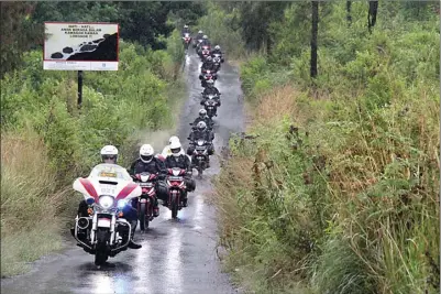  ?? FRIZAL /JAWAPOS ?? ADVENTURE: Peserta Honda Bikers Day (HBD) mencoba ketangguha­n Honda Supra GTR 150 dari Bondowoso menuju Banyuwangi.