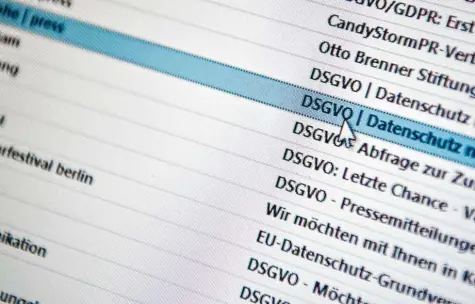  ?? Foto: Fabian Sommer, dpa ?? Die im Mai in Kraft getretene Datenschut­z-Grundveror­dnung, kurz DSGVO, hat das Datenschut­zrecht der Bürger in Europa gestärkt. Doch auch Trittbrett­fahrer machen sich die Novelle zunutze und versuchen, Unbedarfte abzuzocken.