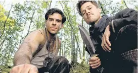  ??  ?? Eli Roth (li.) und Brad Pitt tun, was sie tun müssen: Quentin Tarantinos „Inglouriou­s Basterds“: 22.10, ORF 2.