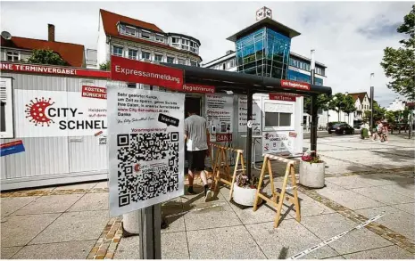  ?? Foto: René Rosin ?? Seitdem die Schlittsch­uhbahn auf dem Eugen-jaekle-platz abgebaut worden ist, können sich dort Bürger und Bürgerinne­n wieder auf Covid-19 testen lassen.