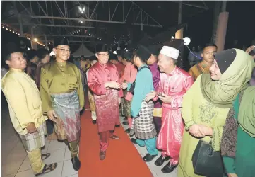  ??  ?? Abang Johari (third left) greeting guests during his arrival to officiate at the Samarahan Division Hari Raya Aidilfitri event at Samarahan Civic Centre on Wednesday.