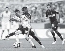  ?? AFP ?? El barranquil­lero Santos Borré disputa un balón con el cartagener­o Wilmar Barrios.