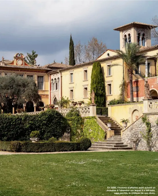  ??  ?? En 2000, l’homme d’affaires avait acheté un domaine à l’abandon sur lequel il a fait bâtir,
sans permis, le château de ses rêves.