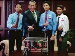 ??  ?? Dari kiri, Mohamad Adam, Aminuddin, Mohamad Qassiem dan Nabil Hasyiri bersama-sama robot rekaan mereka Seri Menanti Warrior di Pejabat Menteri Besar Negeri Sembilan, baru-baru ini.