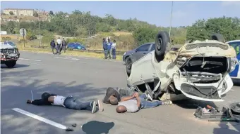  ?? I SAPS. ?? Police arrested three suspects in a white Toyota Etios on the M7 highway near Malvern. The car overturned after the police chase and shootout.