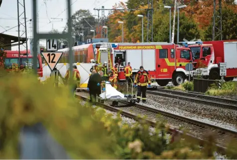  ?? Foto: Matthias Balk, dpa ?? Bruckberg in Niederbaye­rn ist am Dienstag ein Ort großer Trauer: An dem kleinen Bahnhof ignorierte­n zwei Brüder offenbar die geschlosse­ne Schranke und wurden von einem Zug in voller Fahrt erfasst.
