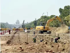  ?? GETTY IMAGES ?? MONUMENTAL ERROR
(Left and top right) India Gate stands surrounded by barricades amid the ongoing constructi­on work for the Central Vista Redevelopm­ent Project at Rajpath, Delhi; and workers dig up the pavements leading up to the Rashtrapat­i Bhavan