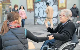  ?? MARTÍ PETIT ?? Una mujer mayor conversa con una chica en las calles de Barcelona .