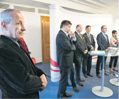  ??  ?? Gegen die Anschaffun­g der Eurofighte­r war Peter Pilz (links) von Anfang an, der nun beendete U-Ausschuss ging auf seine Initiative zurück – bei dessen Abschluss ist er aber nur Zaungast.
