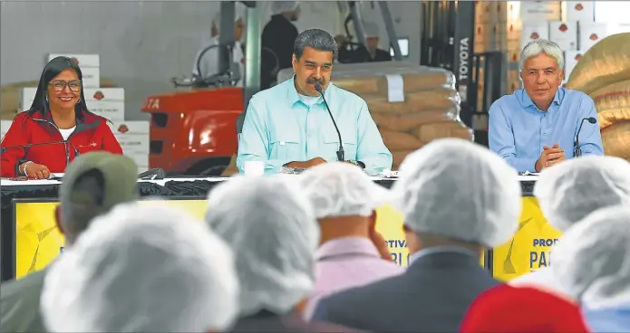  ?? FOTOS: AFP ?? HEREDERO BOLIVARIAN­O. Maduro inauguró esta semana una fábrica de producción de cacao. Durante su gobierno se cuadruplic­ó la cantidad de personas con hambre en el país.