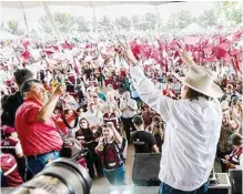 ?? ?? mil morenistas apoyaron a Armando Guadiana tras su registro como candidato a la gubernatur­a.