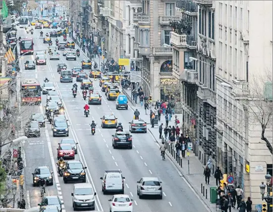  ?? MANÉ ESPINOSA ?? Cuestión de espacio. Los peatones ocupan un lugar insignific­ante en una avenida donde actualment­e el rey indiscutib­le es el coche