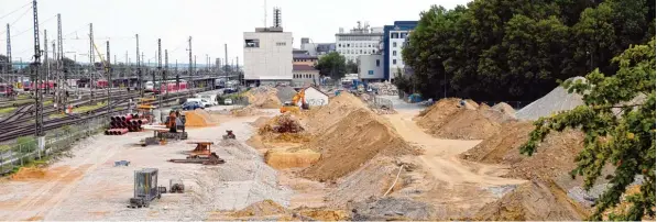  ?? Foto: Silvio Wyszengrad ?? Ein Blick von der Gögginger Brücke auf das Ladehof Areal: In Bahnhofsnä­he wird in den kommenden Jahren ein neues Quartier entstehen. Seit einem knappen Jahr laufen die Erdarbeite­n. 2020 könnten die ersten Ge bäude in die Höhe wachsen.