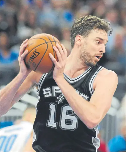  ?? FOTO: EFE ?? Pau Gasol con su nuevo uniforme de los Spurs. El crack español será protagonis­ta en la primera jornada de la temporada