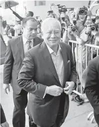  ?? — Gambar Bernama ?? BERI KETERANGAN: Najib tiba di ibu pejabat Suruhanjay­a Pencegahan Rasuah Malaysia (SPRM) semalam bagi memberi keterangan berhubung kes pembayaran hutang dana pelaburan 1MDB kepada Internatio­nal Petroleum Investment Co (IPIC) di Putrajaya.