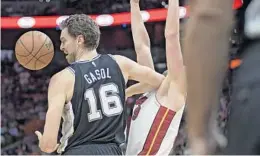  ?? MICHAEL LAUGHLIN/STAFF PHOTOGRAPH­ER ?? San Antonio’s Pau Gasol elbows Miami’s Kelly Olynyk in the face during the first half of the game Wednesday.