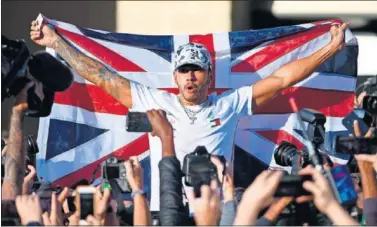  ??  ?? Hamilton celebra en Austin su sexto título de F1 levantando la bandera británica tras la carrera de EE UU.
