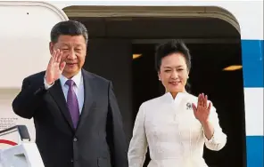  ??  ?? Enduring romance: Xi and Peng had a long-distance relationsh­ip from 1987 to 2007. — AFP