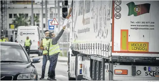  ?? JULIO GONZÁLEZ ?? Un piquete de los transporti­stas informa a un camionero en la Avenida de Astilleros de Cádiz.