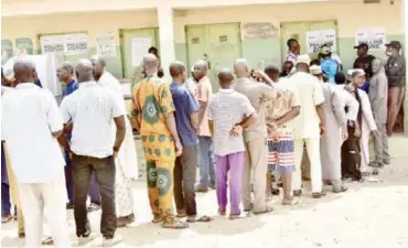  ?? Photo: Onyekachuk­wu Obi ?? Voters lined up to cast their vote in Karmo during the FCT area council election yesterday